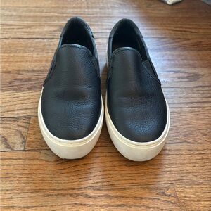 UGG LEATHER SLIP ON SHOE